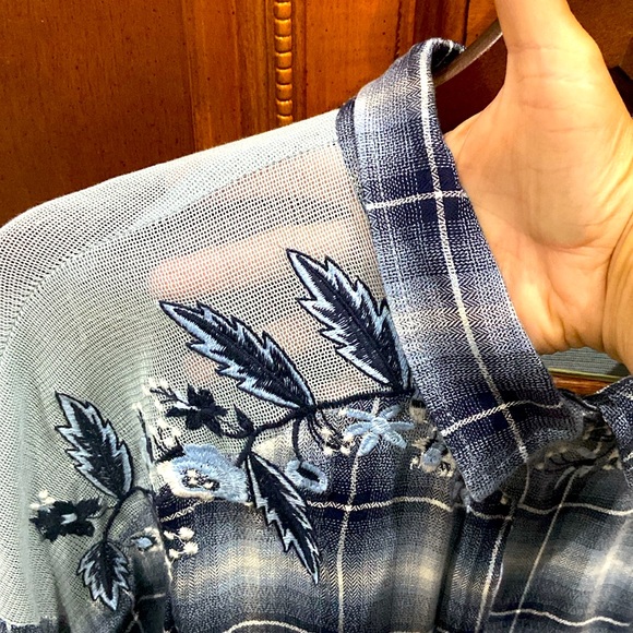 🎄JUST REDUCED🎄Monoreno Ladies Embroidered Button Down Long Sleeve Shirt - Picture 3 of 9